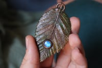 Image 3 of Collana con vera foglia di carpino elettroformata in rame, con patina dipinta verde e labradorite