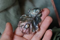 Image 2 of Collana con vera foglia di quercia racchiusa nel rame, con patina verde e labradorite