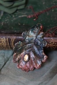 Image 3 of Collana con vera foglia di quercia racchiusa nel rame, con patina verde e labradorite