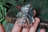 Image 1 of Collana con vera foglia di quercia racchiusa nel rame, con patina verde e labradorite