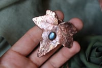Image 2 of Collana con vera foglia di edera elettroformata in rame con finitura ossidata e labradorite