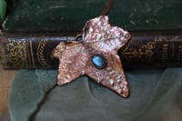 Image 1 of Collana con vera foglia di edera elettroformata in rame con finitura ossidata e labradorite