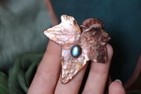 Image 3 of Collana con vera foglia di edera elettroformata in rame con finitura ossidata e labradorite