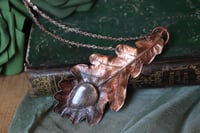 Image 2 of Vera foglia di quercia maxi elettroformata in rame con labradorite a goccia