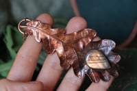 Image 1 of Vera foglia di quercia maxi elettroformata in rame con labradorite a goccia