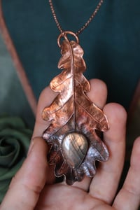 Image 3 of Vera foglia di quercia maxi elettroformata in rame con labradorite a goccia