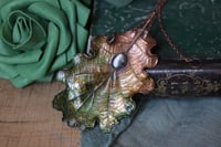 Image 2 of Collana con vera foglia di quercia elettroformata in rame, con patina verde e labradorite