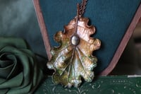Image 1 of Collana con vera foglia di quercia elettroformata in rame, con patina verde e labradorite