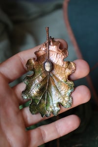 Image 3 of Collana con vera foglia di quercia elettroformata in rame, con patina verde e labradorite