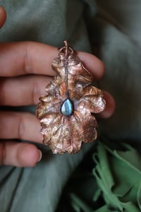 Image 1 of Collana con vera foglia di quercia elettroformata in rame con labradorite celeste