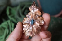 Image 2 of Collana con vera foglia di quercia elettroformata in rame con labradorite celeste