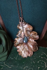 Image 3 of Collana con vera foglia di quercia elettroformata in rame con labradorite celeste