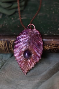 Image 2 of Collana con vera foglia di carpino elettroformata in rame, con patina viola e ametista
