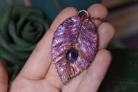 Image 3 of Collana con vera foglia di carpino elettroformata in rame, con patina viola e ametista