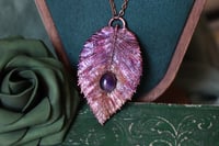 Image 1 of Collana con vera foglia di carpino elettroformata in rame, con patina viola e ametista