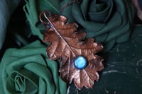 Image 2 of Collana con vera foglia di quercia elettroformata in rame ossidato e labradorite celeste