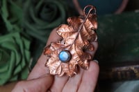 Image 1 of Collana con vera foglia di quercia elettroformata in rame ossidato e labradorite celeste