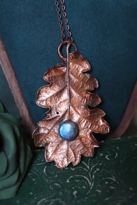 Image 3 of Collana con vera foglia di quercia elettroformata in rame ossidato e labradorite celeste
