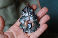 Image 2 of Collana con vera foglia di querciarivestita in rame con patina verde teal e labradorite celeste