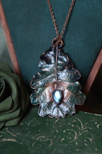 Image 1 of Collana con vera foglia di querciarivestita in rame con patina verde teal e labradorite celeste