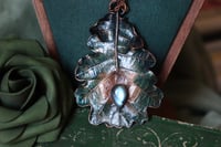 Image 3 of Collana con vera foglia di querciarivestita in rame con patina verde teal e labradorite celeste