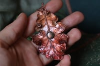 Image 2 of Collana con vera foglia di quercia elettroformata in rame, con patina rossa e labradorite