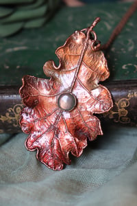 Image 1 of Collana con vera foglia di quercia elettroformata in rame, con patina rossa e labradorite