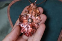 Image 3 of Collana con vera foglia di quercia elettroformata in rame, con patina rossa e labradorite