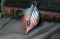 Image 2 of Collana con vera foglia di carpino elettroformata in rame, con patina dipinta celeste e labradorite