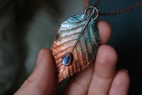 Image 3 of Collana con vera foglia di carpino elettroformata in rame, con patina dipinta celeste e labradorite