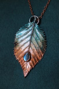 Image 1 of Collana con vera foglia di carpino elettroformata in rame, con patina dipinta celeste e labradorite