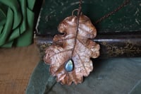 Image 2 of Collana con vera foglia di quercia elettroformata in rame con labradorite multiflash