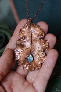 Image 3 of Collana con vera foglia di quercia elettroformata in rame con labradorite multiflash