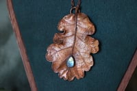 Image 1 of Collana con vera foglia di quercia elettroformata in rame con labradorite multiflash