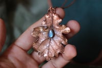 Image 1 of Collana con vera foglia di quercia elettroformata in rame con labradoriteblu  a goccia