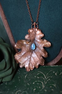 Image 2 of Collana con vera foglia di quercia elettroformata in rame con labradoriteblu  a goccia