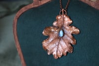 Image 3 of Collana con vera foglia di quercia elettroformata in rame con labradoriteblu  a goccia