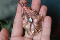 Image 2 of Collana con vera foglia di quercia elettroformata in rame con labradorite verde brillante