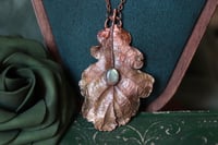 Image 1 of Collana con vera foglia di quercia elettroformata in rame con labradorite verde brillante