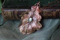 Image 3 of Collana con vera foglia di quercia elettroformata in rame con labradorite verde brillante