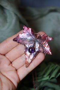 Image 2 of Collana con vera foglia di edera elettroformata in rame, con patina viola e ametista