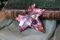 Image 1 of Collana con vera foglia di edera elettroformata in rame, con patina viola e ametista