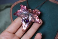 Image 3 of Collana con vera foglia di edera elettroformata in rame, con patina viola e ametista