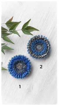 Image 1 of Spilla floreale artigianale in pelle - SPILLANA - Blu Argentati