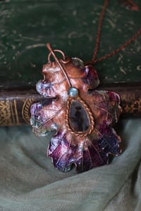 Image 4 of Collana con vera foglia di quercia elettroformata, con cabochon di agata dendritica e labradorite