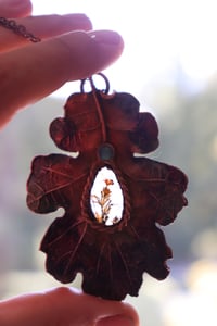 Image 5 of Collana con vera foglia di quercia elettroformata, con cabochon di agata dendritica e labradorite