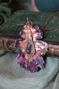 Image 6 of Collana con vera foglia di quercia elettroformata, con cabochon di agata dendritica e labradorite
