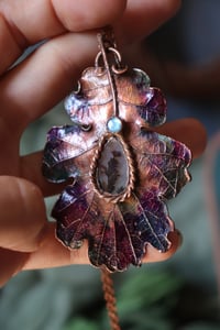 Image 8 of Collana con vera foglia di quercia elettroformata, con cabochon di agata dendritica e labradorite