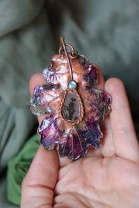 Image 2 of Collana con vera foglia di quercia elettroformata, con cabochon di agata dendritica e labradorite