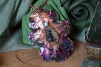 Image 1 of Collana con vera foglia di quercia elettroformata, con cabochon di agata dendritica e labradorite
